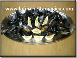 laforchettamagica.com - Servire le cozze con spicchi di limone
