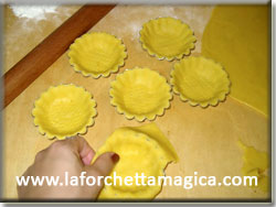 laforchettamagica.com - Foderare le formine con la pasta brisée