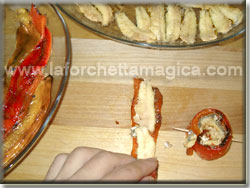 laforchettamagica.com - Adagiare i filetti di alice sui peperoni