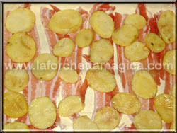 laforchettamagica.com - Distribuire il bacon e le patate sul fondo della teglia