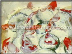 laforchettamagica.com - Versare la crema di panna e uova sulle verdure
