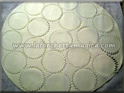 laforchettamagica.com - Tagliare la pasta sfoglia