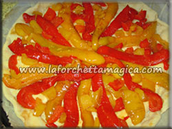 laforchettamagica.com - Distribuire i peperoni sulla base di pasta brisè