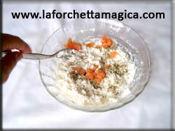 laforchettamagica.com - Unire il salmone e le erbe provenzali alla ricotta