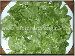 laforchettamagica.com - Mettere gli spinaci novelli su un piatto da portata