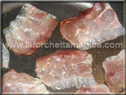 laforchettamagica.com - Rosolare le fettine di speck