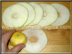 laforchettamagica.com - Strofinare le fette di mela con mezzo limone