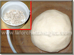 Formare un panetto con farina e lievito