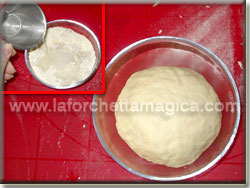 Formare un panetto con farina e lievito 
