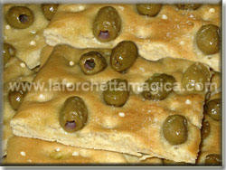 laforchettamagica.com - Focaccia con olive verdi