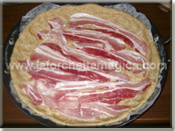 laforchettamagica.com - Sistemare il bacon sul fondo della teglia