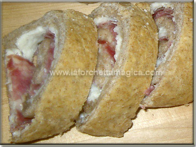 laforchettamagica.com - Rotolo integrale con salame e pecorino