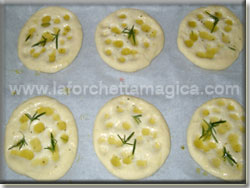laforchettamagica.com - Spennellare l'olio sulle focaccine