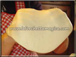 laforchettamagica.com - Assottigliare la sfoglia con il dorso delle mani
