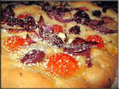 Focaccia pomodorini cipolle rosse e pecorino