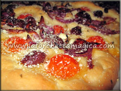 laforchettamagica.com - Focaccia pomodorini cipolle rosse e pecorino
