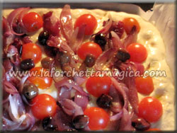 laforchettamagica.com - Disporre le cipolle rosse e le olive