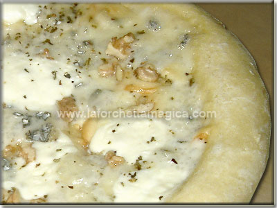 Pizza ai 3 formaggi e noci