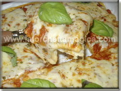 Pizza con scamorza e pomodoro
