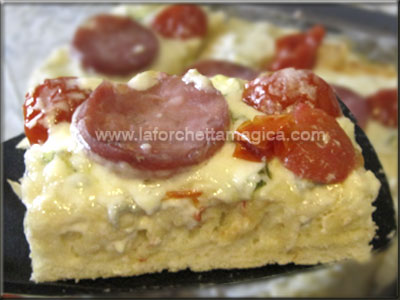 Pizza con verdure crema di formaggi e salame