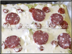 Distribuire le fette di salame