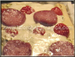 Pizza con verdure crema di formaggi e salame