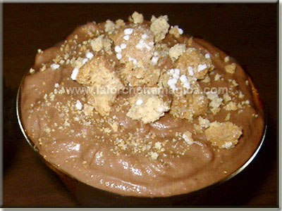 Coppe al cioccolato e amaretti