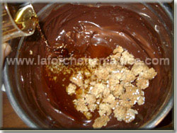 Unire amaretti e liquore al cioccolato fuso