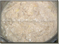 Sgusciare le castagne e lessarle nel latte