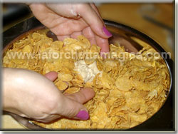 Ricoprire le palline con i corn flakes