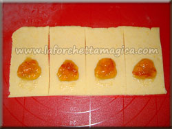 Distribuire la marmellata sulla sfoglia