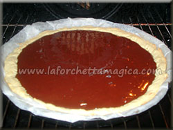 Versare la crema di cioccolato nella base