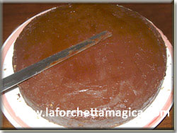 Spalmare la glassa di cioccolato sulla torta