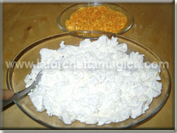 Lavorare la ricotta con una forchetta