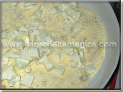 Mescolare le farine con lo zucchero e le mandorle