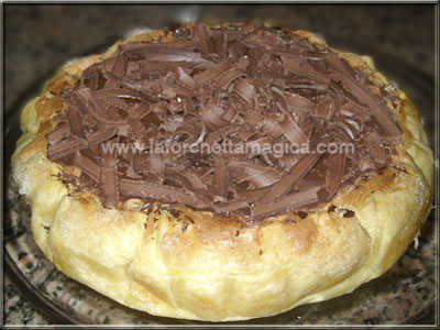 Sfogliata ripiena con gocce di cioccolato