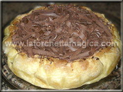 Sfogliata ripiena con gocce di cioccolato