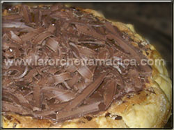 Sfogliata ripiena con gocce di cioccolato