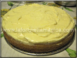 laforchettamagica.com - Spalmare la crema pasticcera sulla superficie della torta