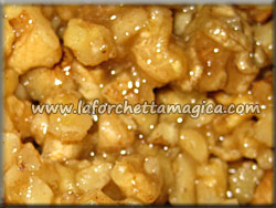 laforchettamagica.com - Mescolare le noci con il miele