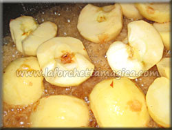 laforchettamagica.com - Versare le mele nel tegame