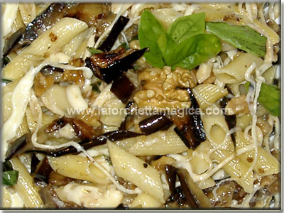 Penne con scamorza noci e melanzane
