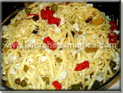 Aggiungere il pecorino alle tagliatelle