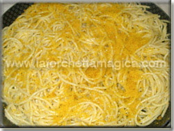 Far saltare gli spaghetti in padella
