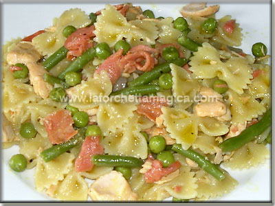 Farfalle con salmone verdure e spezie