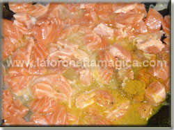 Rosolare il salmone fresco