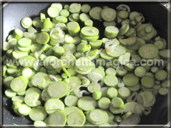 Rosolare le zucchine e lo scalogno 