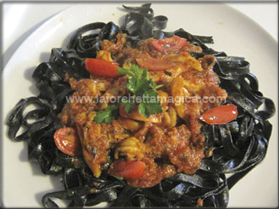 Tagliatelle nere con sugo rosso di seppie