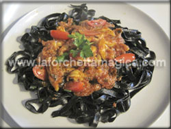 laforchettamagica.com - Tagliatelle nere con sugo rosso di seppie