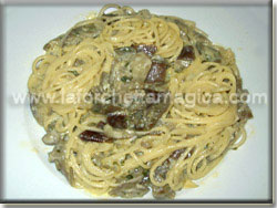 Spaghetti con melanzane e crema all'uovo